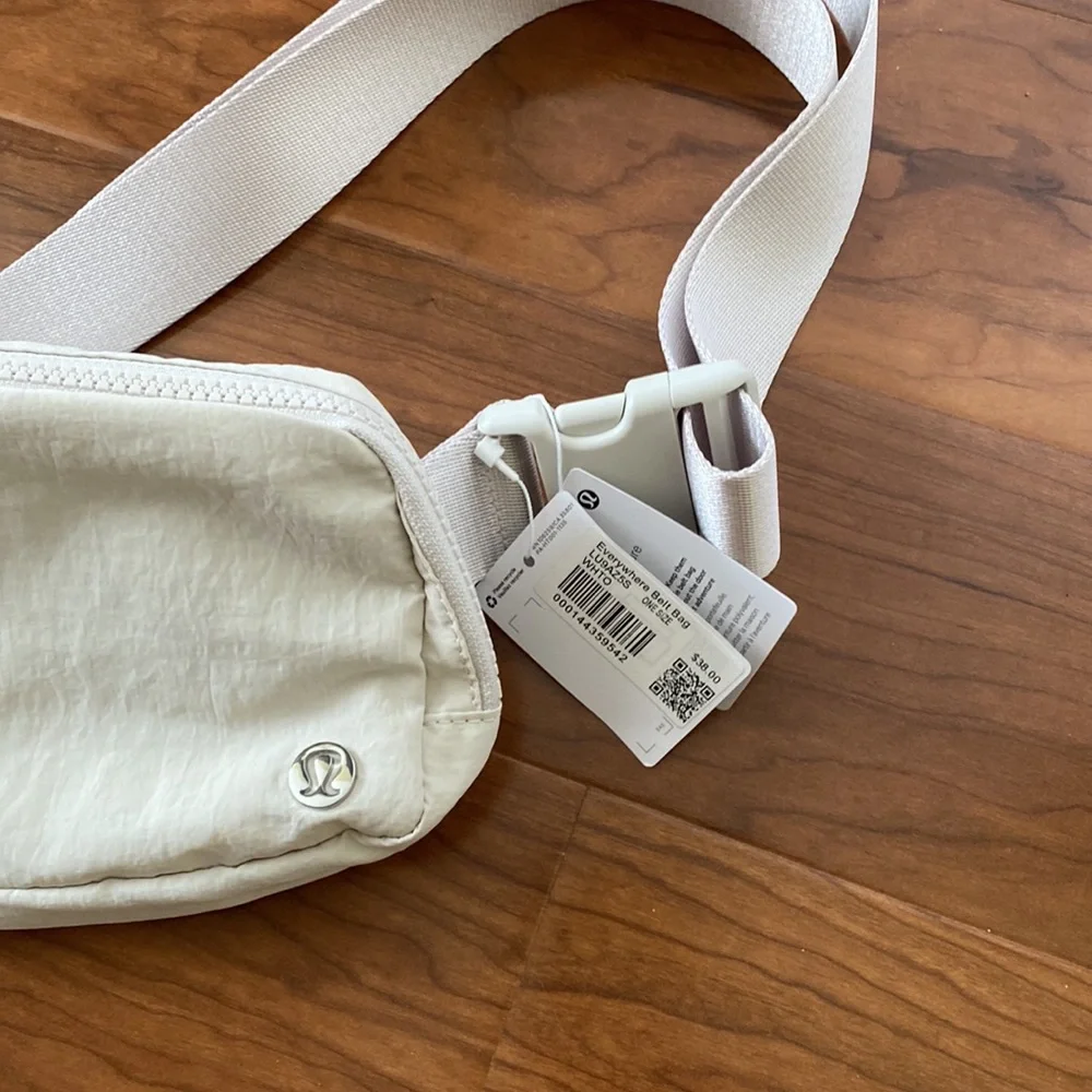 NWT Lululemon Everywhere Belt Bag - Picture 3 of 3